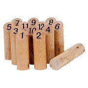 Play im Freien ein finnisches Wurfspiel aus Holz