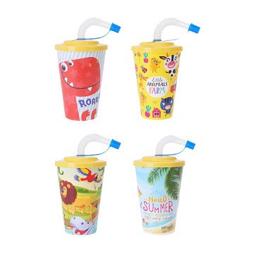 Trinkbecher mit Strohhalm