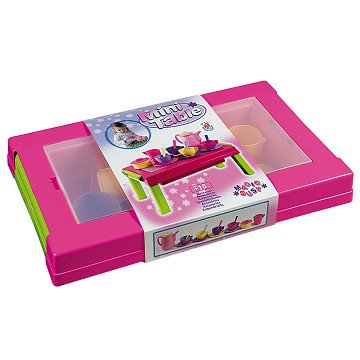 Spieltisch mit Geschirr