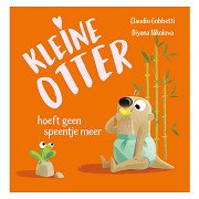 Der kleine Otter bleibt mit dem Schnuller stehen