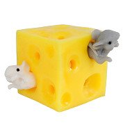 Käse mit 2 Mäusen auspressen