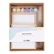 Leinwand mit Farbe und Pinsel im Set