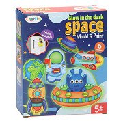 Gießen und Malen von Glow in the Dark Space