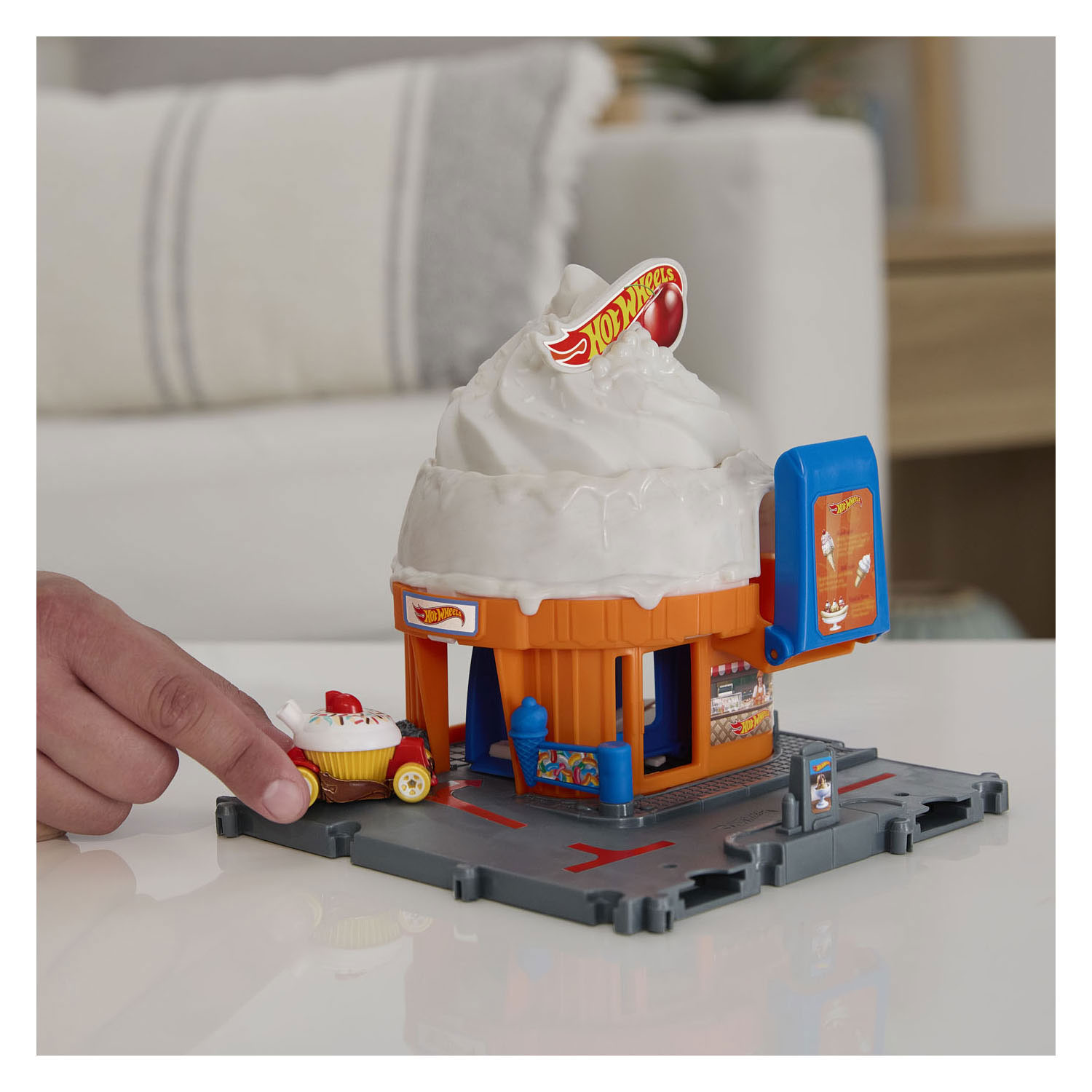 Hot Wheels City Downtown Ice Cream Swirl 164 Track Set Mattel Toys - ToyWiz